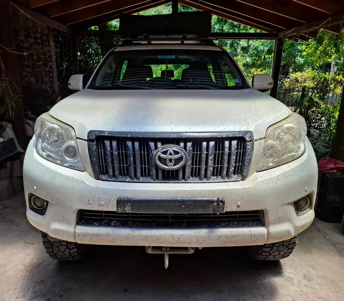 Camioneta blanca antes del detailing